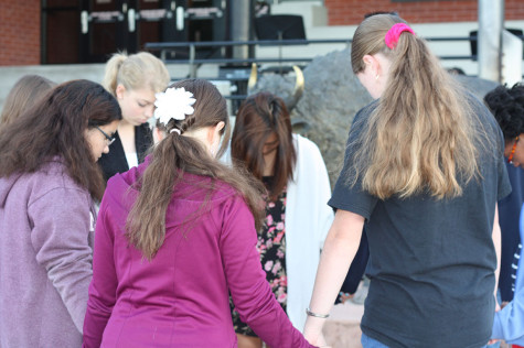 Students gather to pray